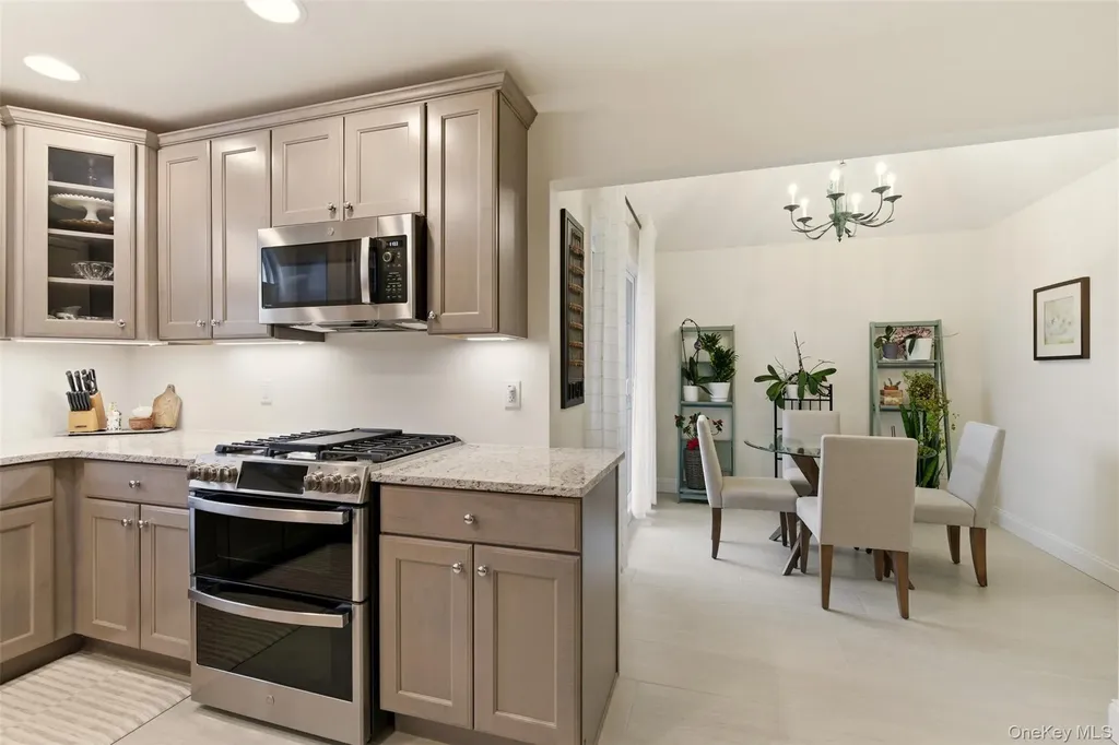 28 Steven Circle Dix Hills NY 11746