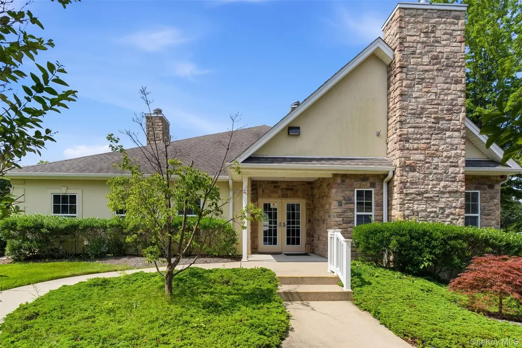 28 Steven Circle Dix Hills NY 11746