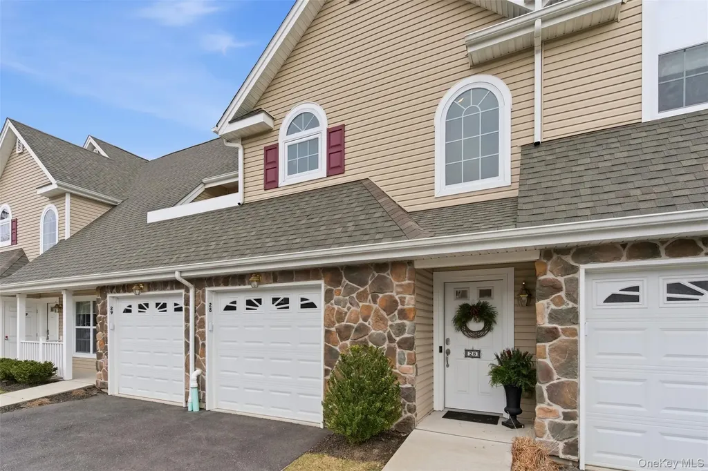 28 Steven Circle Dix Hills NY 11746