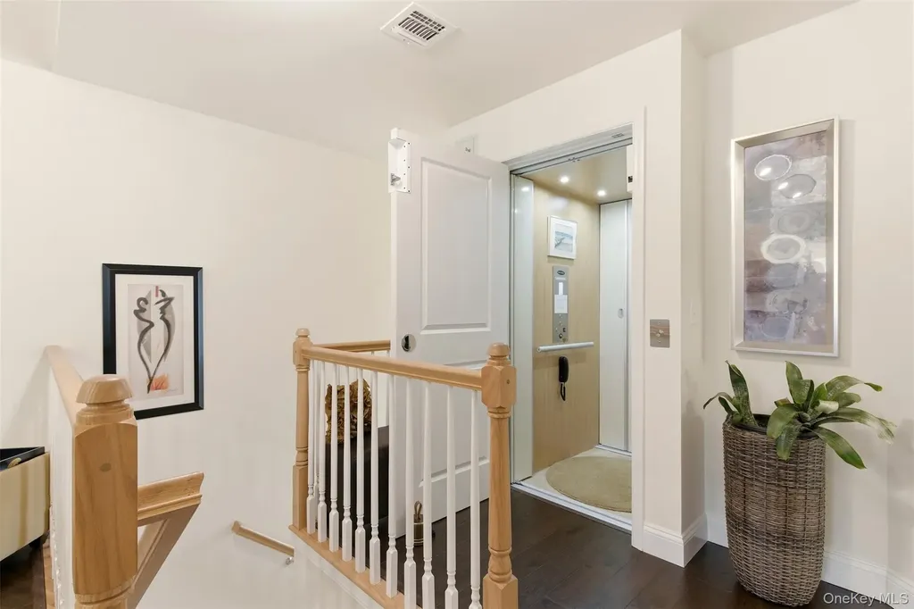 28 Steven Circle Dix Hills NY 11746