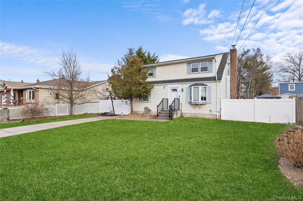 7 East Court Bethpage NY 11714