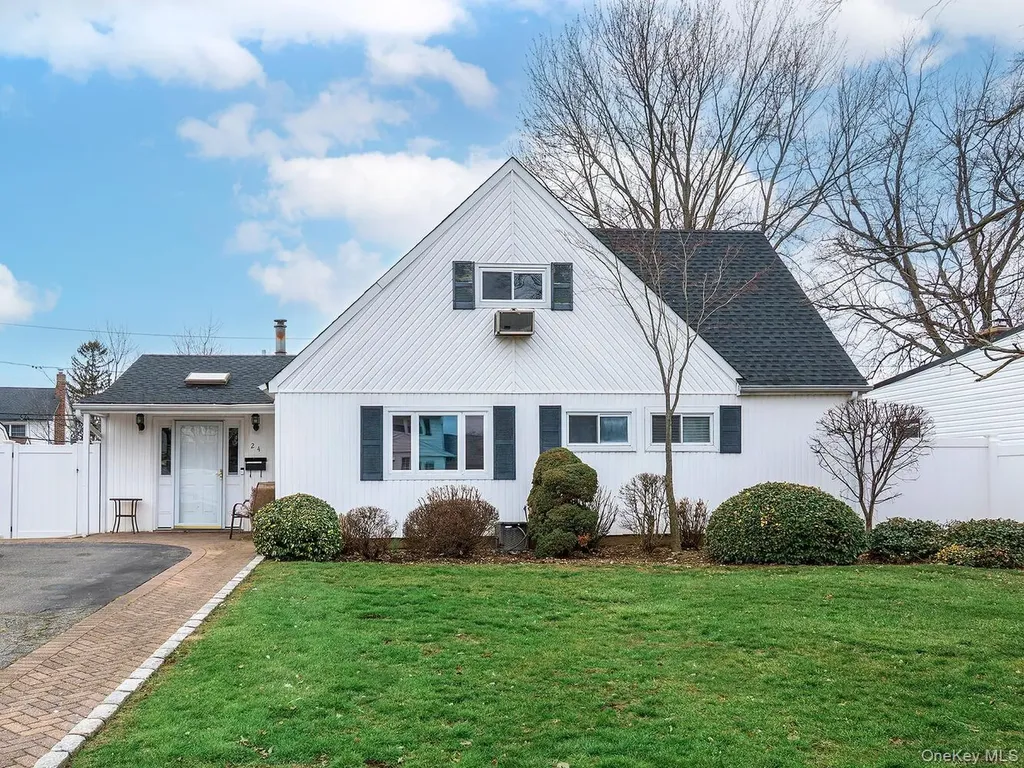 24 Glow Lane Hicksville NY 11801