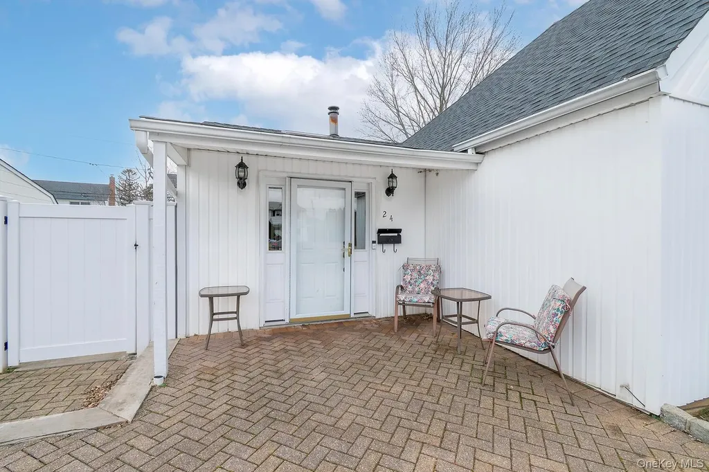 24 Glow Lane Hicksville NY 11801