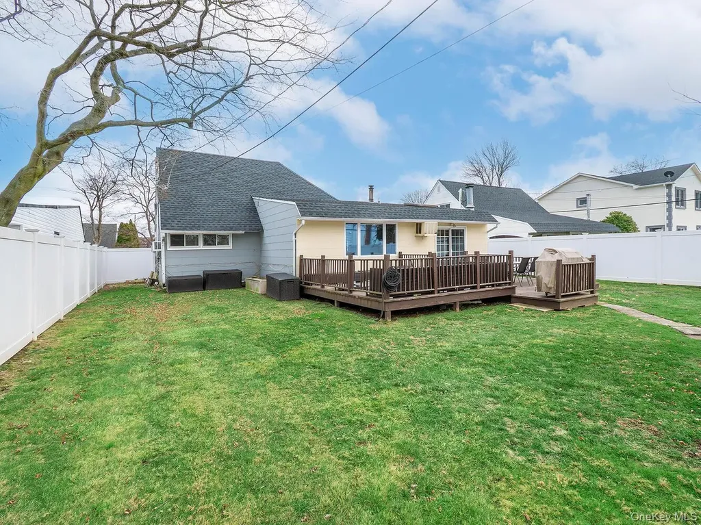24 Glow Lane Hicksville NY 11801
