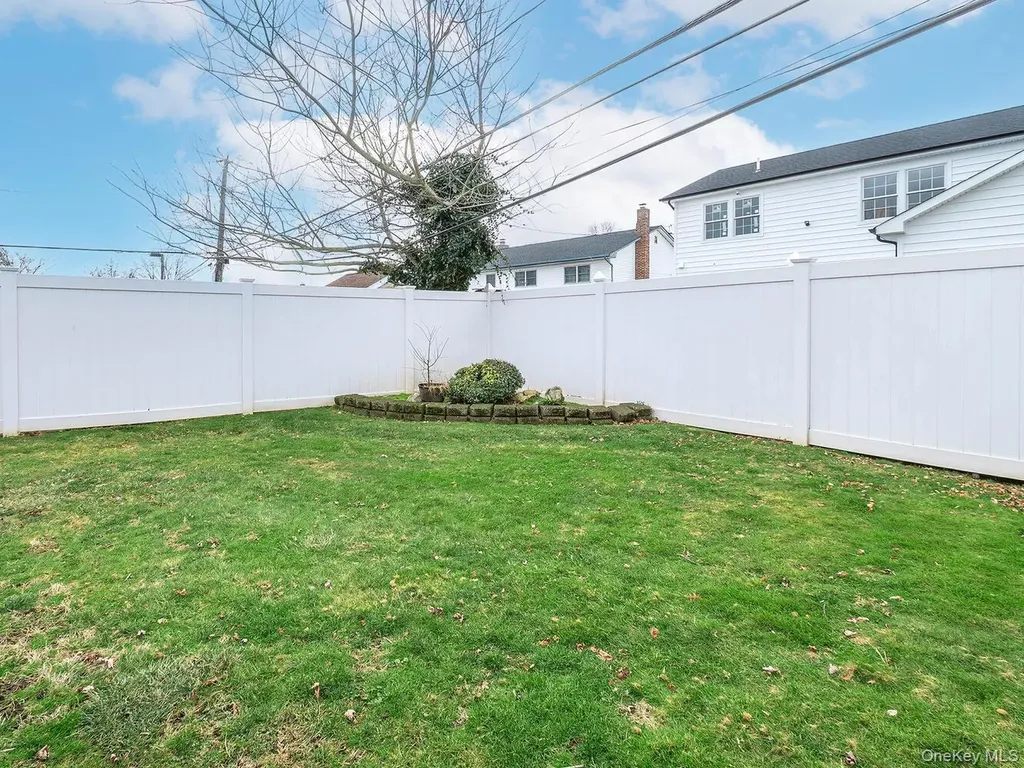 24 Glow Lane Hicksville NY 11801