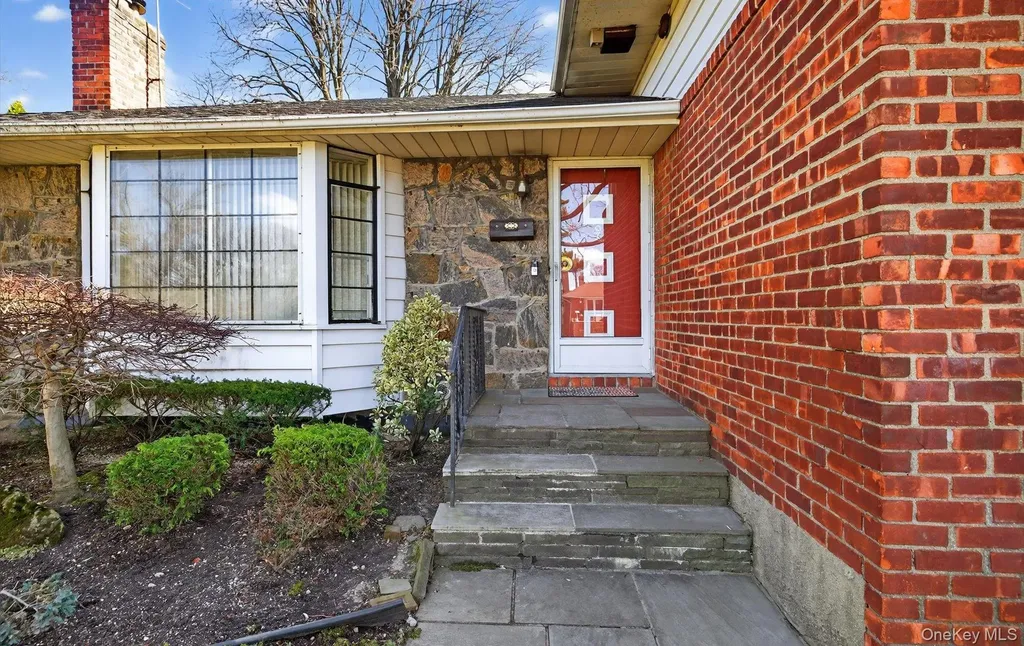 7 Carling Drive New Hyde Park NY 11040