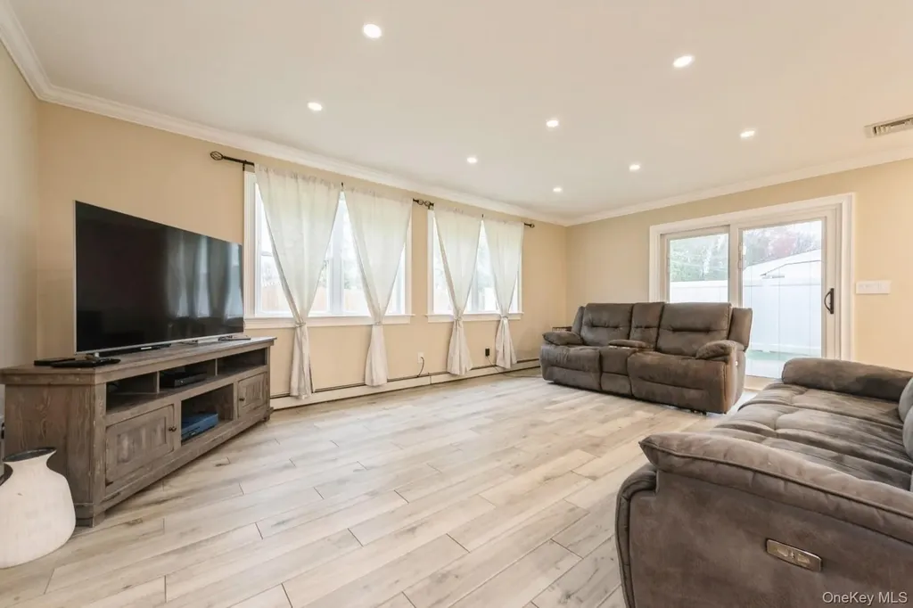 196 Willowood Drive Wantagh NY 11793