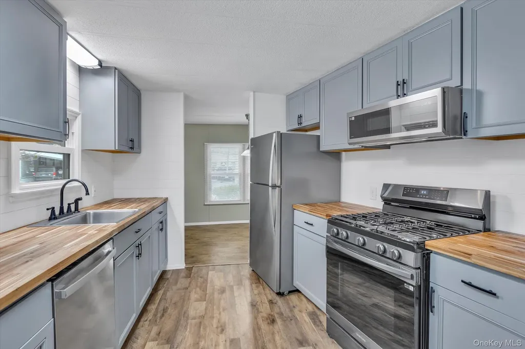 525-183 Riverleigh Avenue Riverhead NY 11901