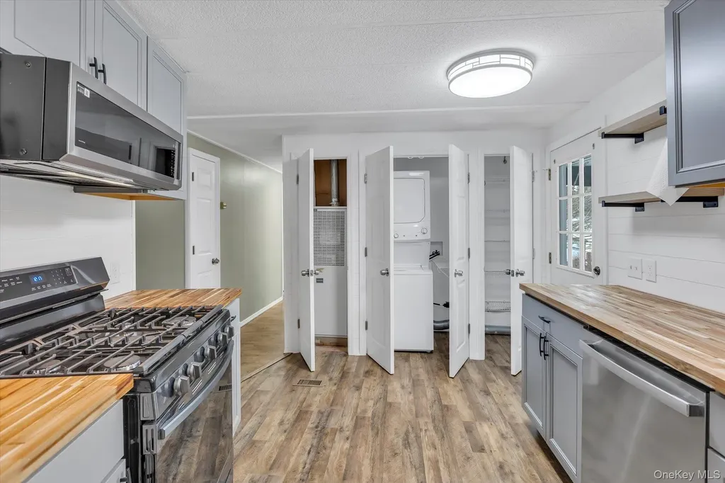 525-183 Riverleigh Avenue Riverhead NY 11901