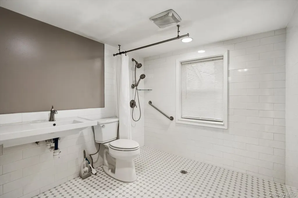 140 Park Avenue Roosevelt NY 11575
