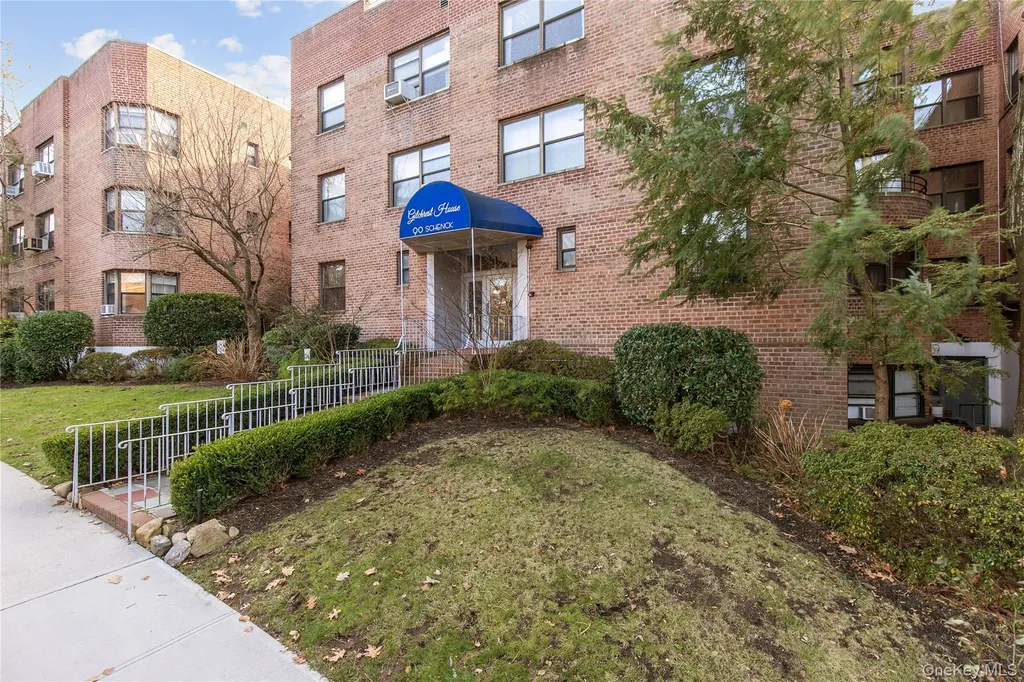 90 Schenck Avenue Great Neck NY 11021