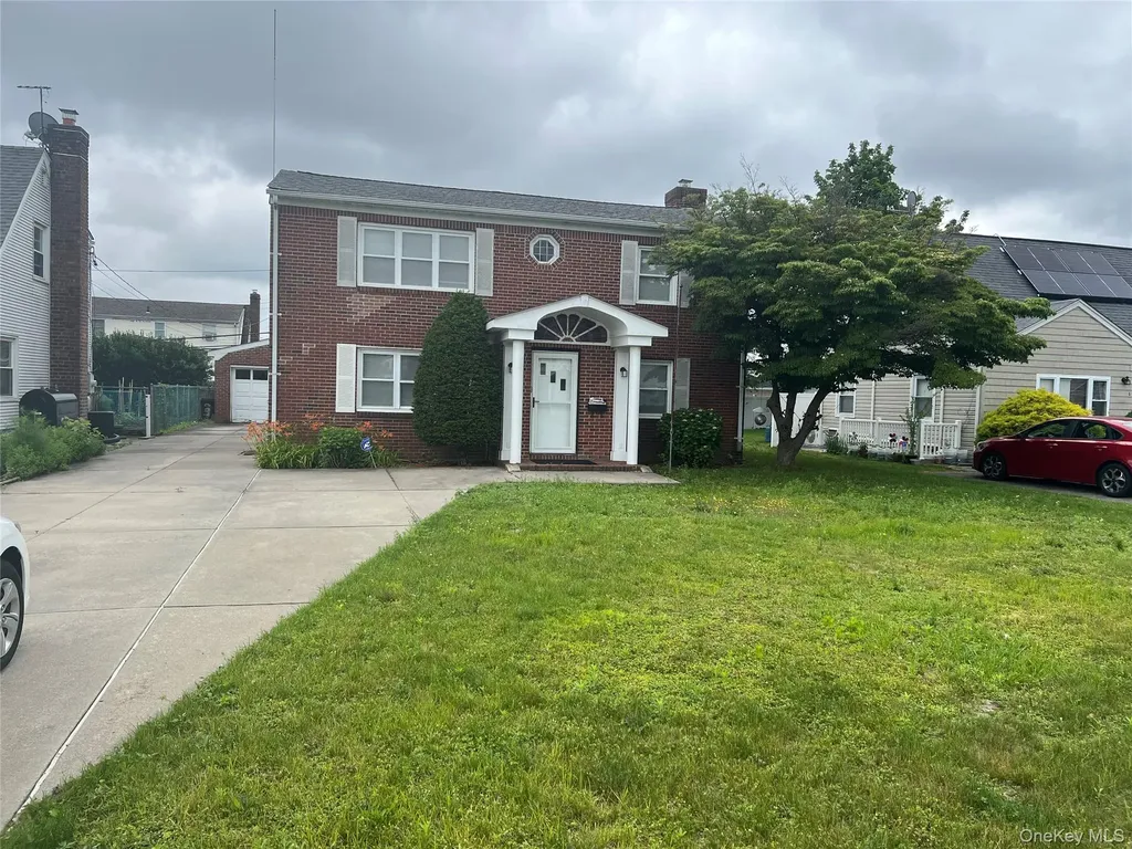 8 Gables Road Hicksville NY 11801