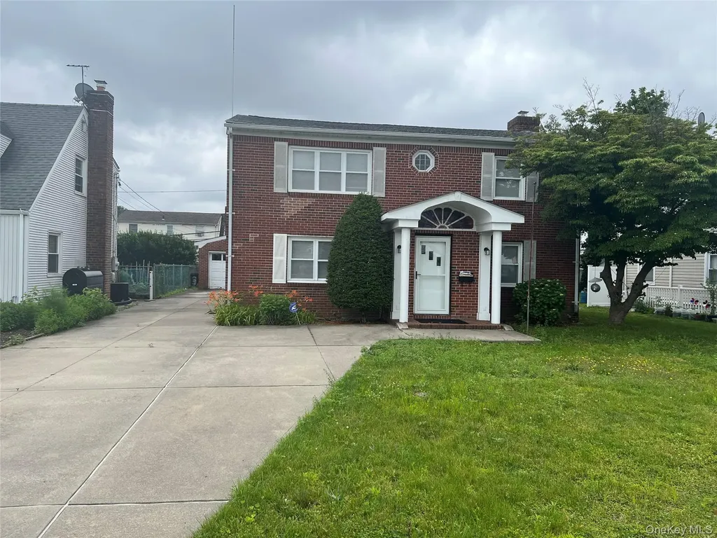 8 Gables Road Hicksville NY 11801