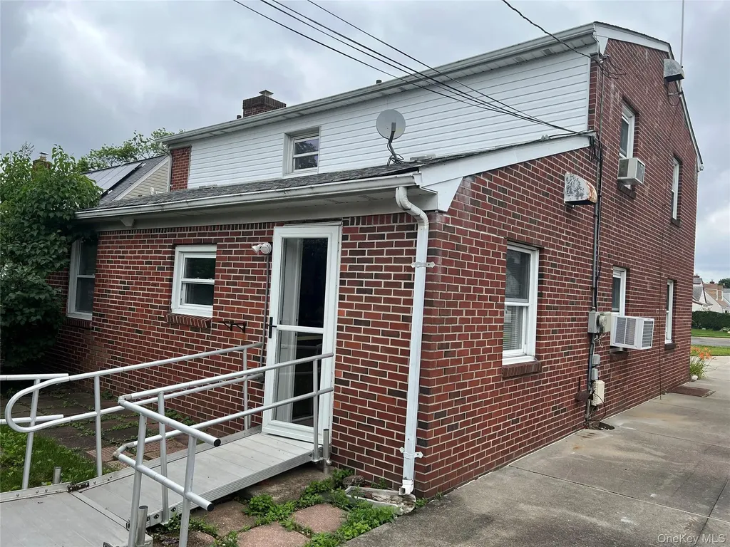 8 Gables Road Hicksville NY 11801