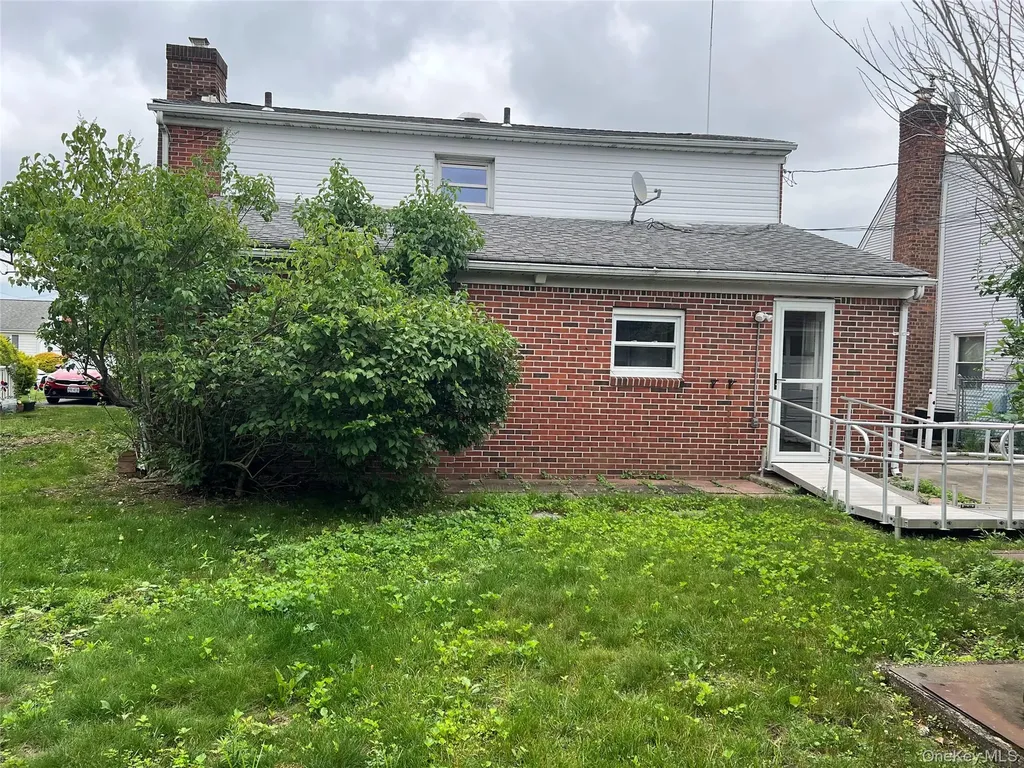 8 Gables Road Hicksville NY 11801
