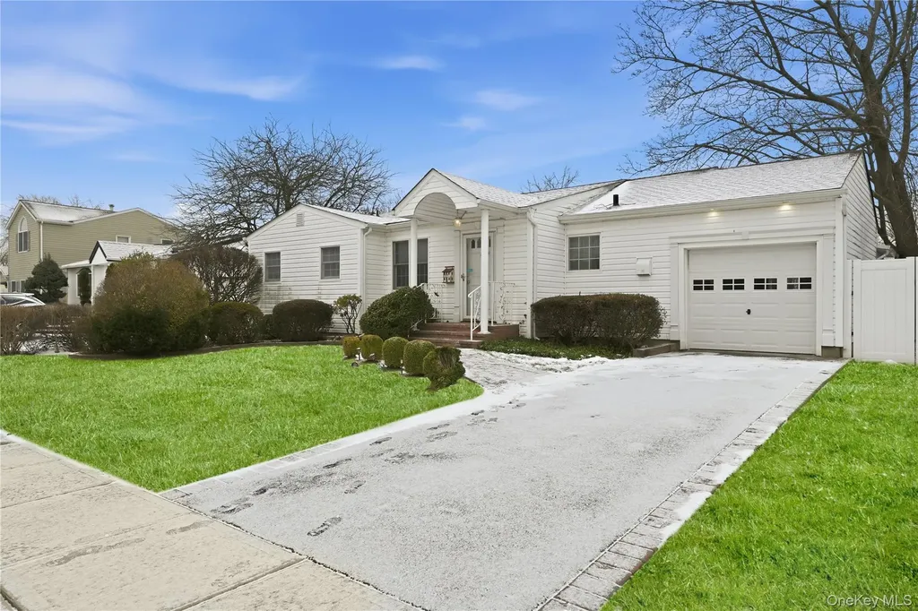 13 Cynthia Lane Plainview NY 11803