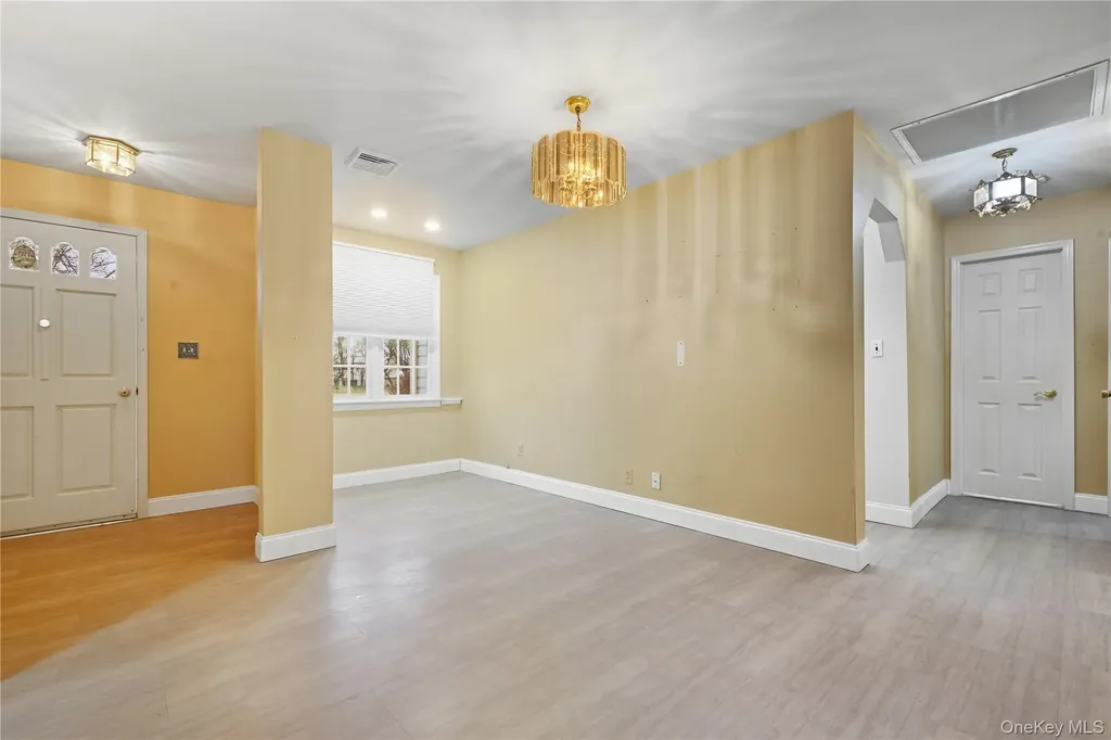 13 Cynthia Lane Plainview NY 11803
