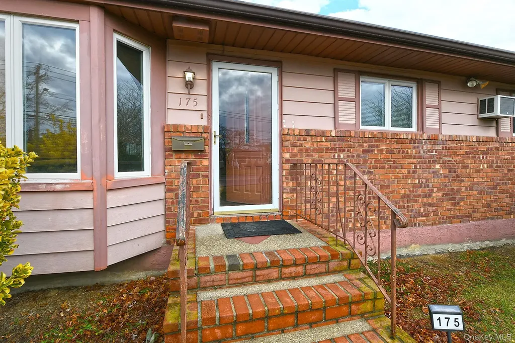 175 Woods Road North Babylon NY 11703