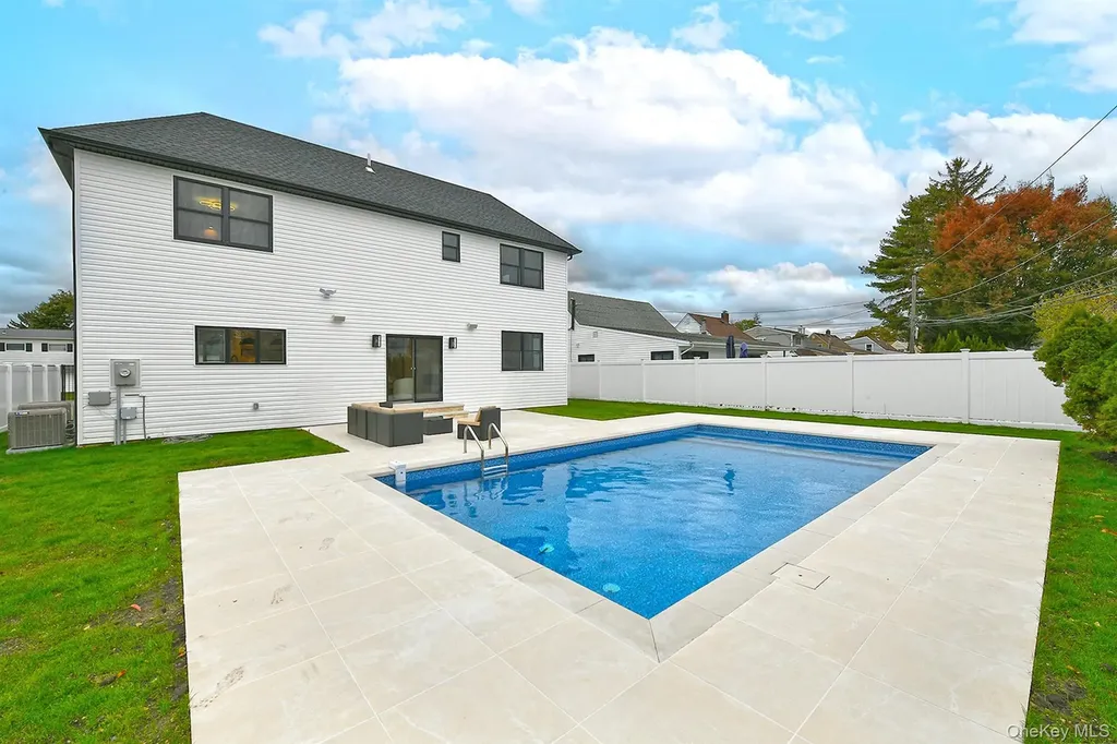 39 Forest Lane Westbury NY 11590