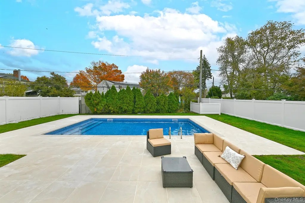 39 Forest Lane Westbury NY 11590