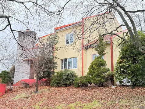 26105 Bridgewater Avenue Glen Oaks NY 11004
