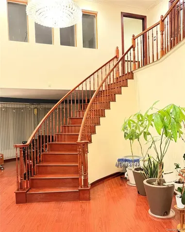 26105 Bridgewater Avenue Glen Oaks NY 11004