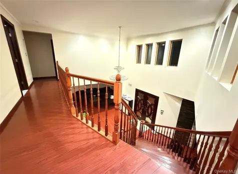 26105 Bridgewater Avenue Glen Oaks NY 11004