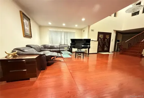 26105 Bridgewater Avenue Glen Oaks NY 11004