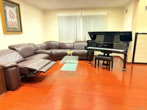26105 Bridgewater Avenue Glen Oaks NY 11004