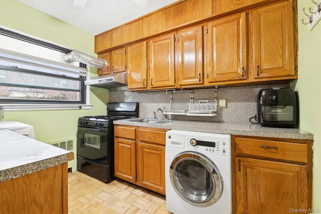 74-22 220th Oakland Gardens NY 11364