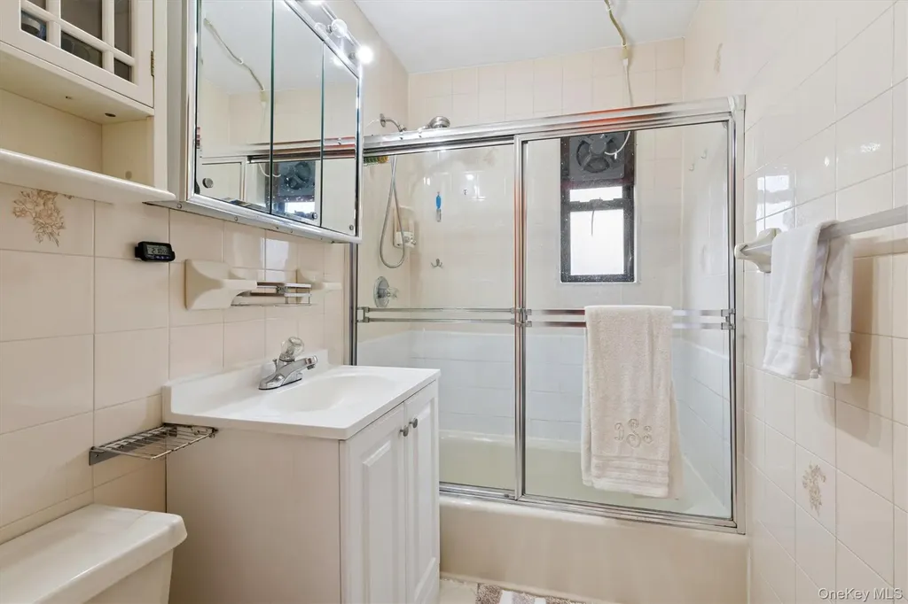 74-22 220th Oakland Gardens NY 11364