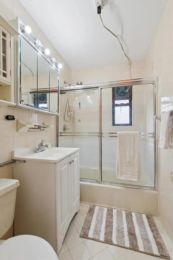 74-22 220th Oakland Gardens NY 11364