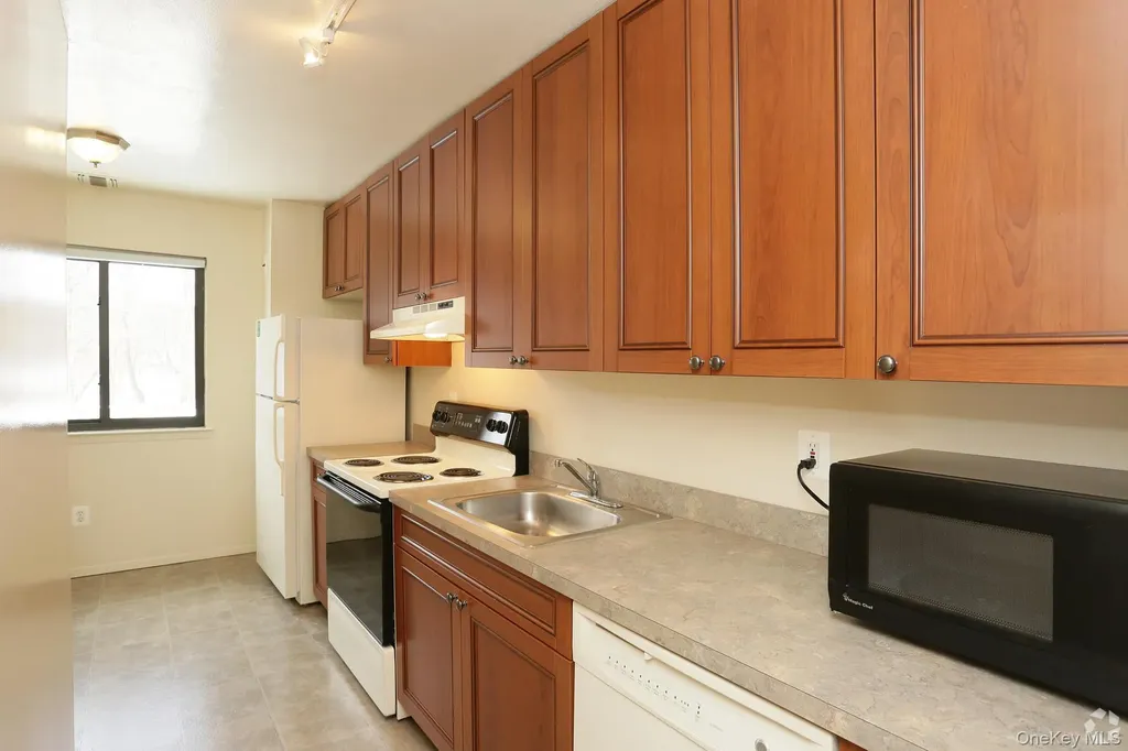 51 Commodore Lane West Babylon NY 11704