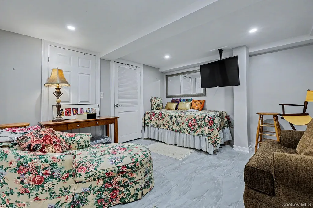 24 Cedar Road Westbury NY 11590