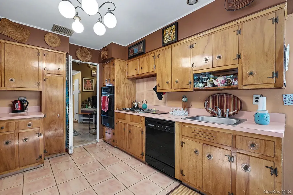 24 Cedar Road Westbury NY 11590