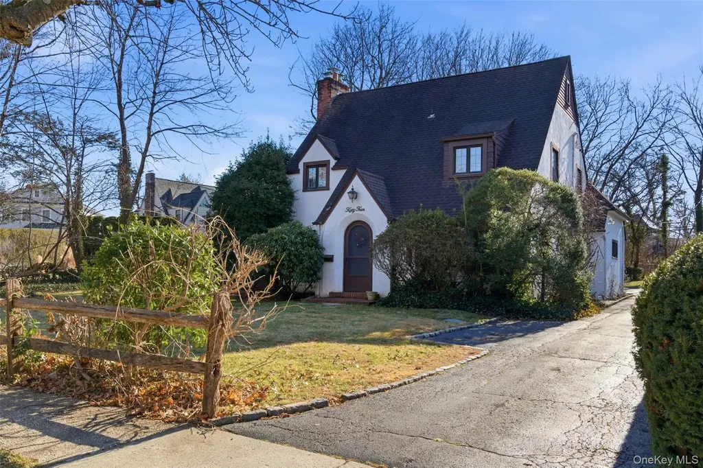 54 Summit Drive Manhasset NY 11030