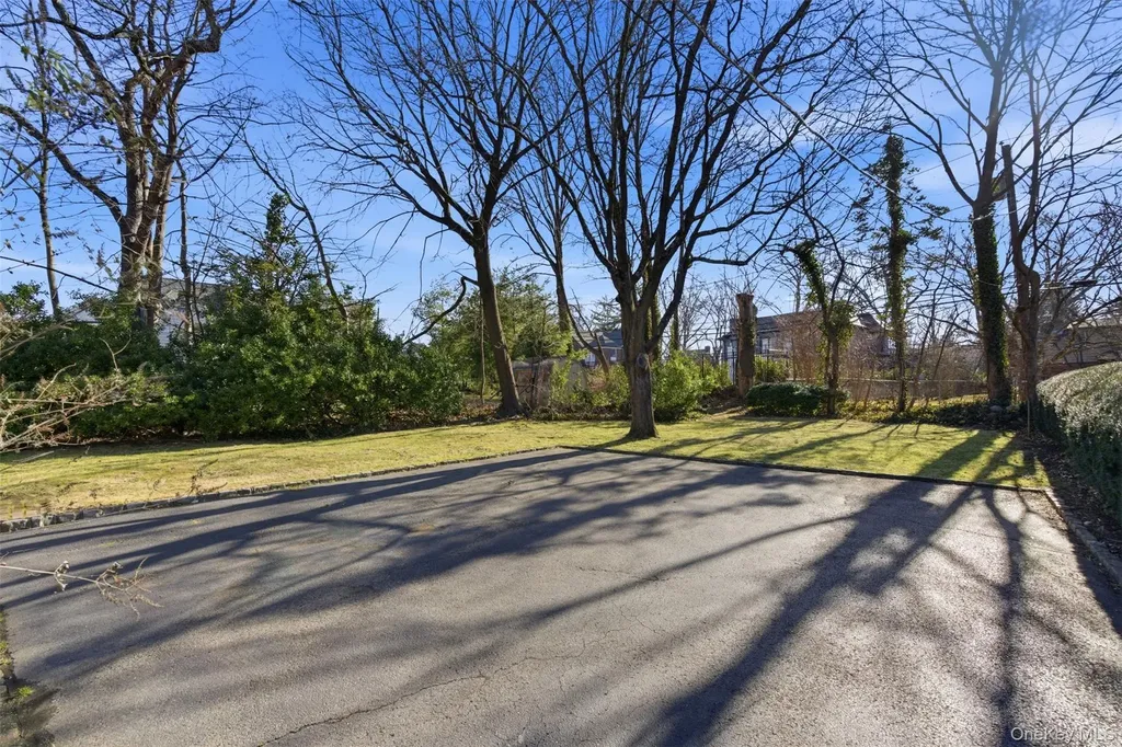 54 Summit Drive Manhasset NY 11030