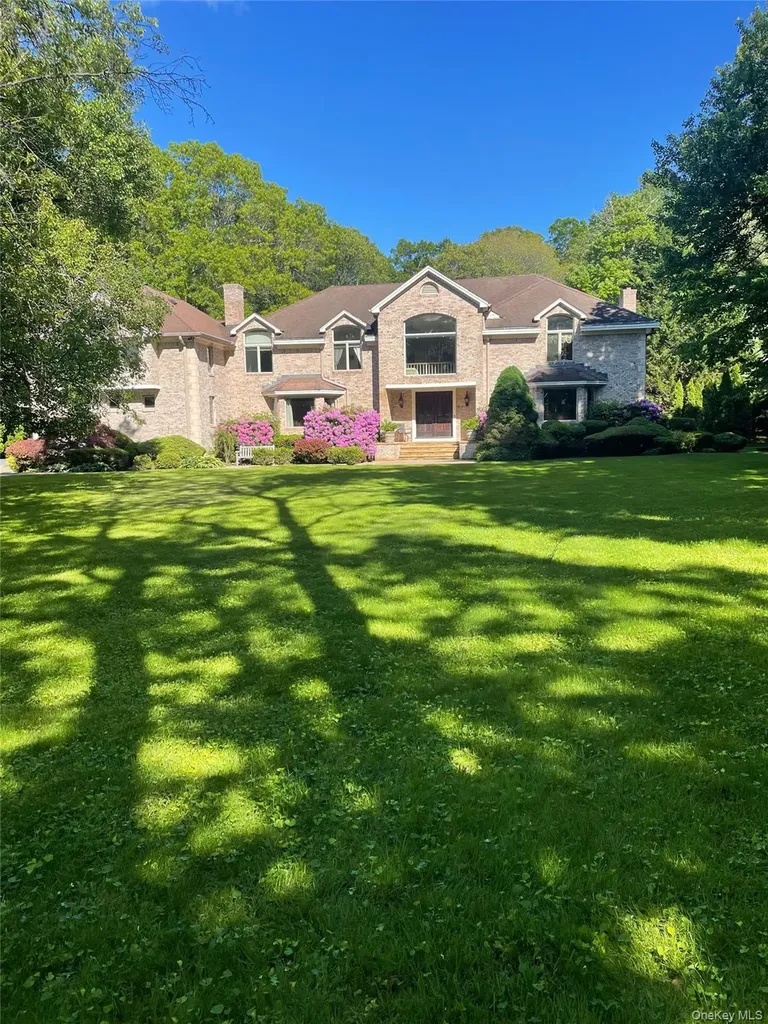 527 Split Rock Road Syosset NY 11791