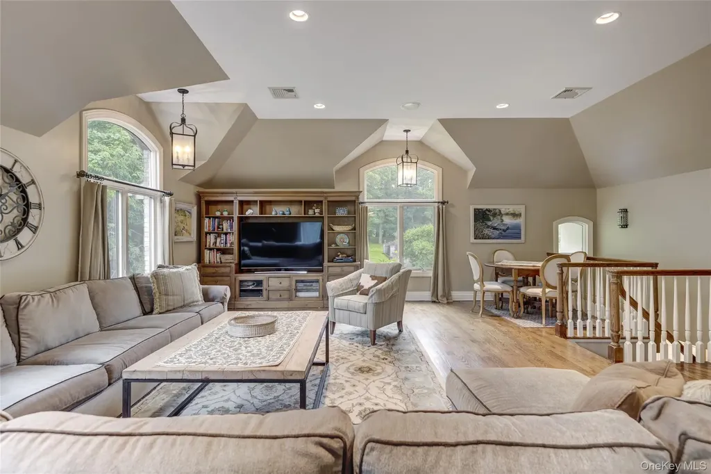 527 Split Rock Road Syosset NY 11791