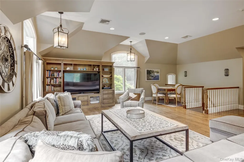 527 Split Rock Road Syosset NY 11791