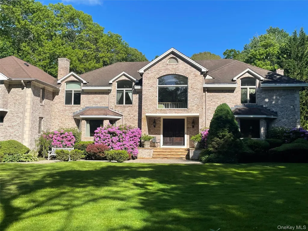 527 Split Rock Road Syosset NY 11791