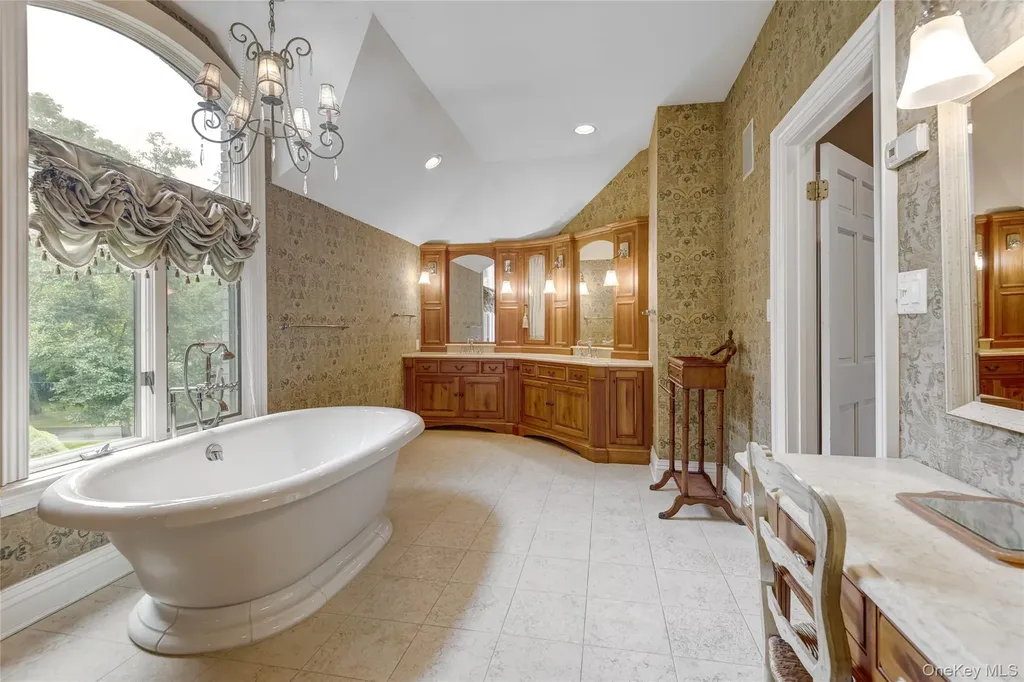 527 Split Rock Road Syosset NY 11791