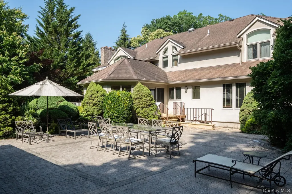 527 Split Rock Road Syosset NY 11791