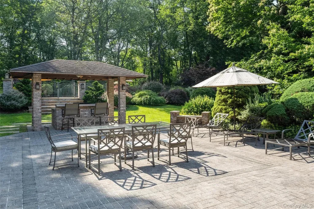 527 Split Rock Road Syosset NY 11791