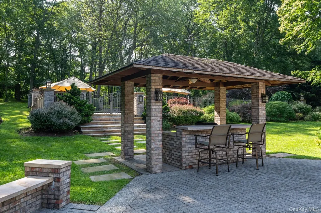 527 Split Rock Road Syosset NY 11791