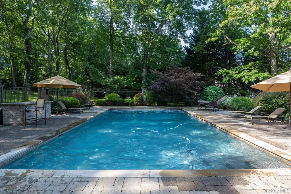 527 Split Rock Road Syosset NY 11791