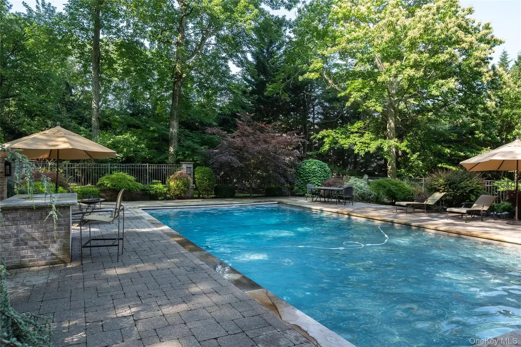 527 Split Rock Road Syosset NY 11791