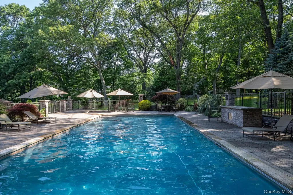 527 Split Rock Road Syosset NY 11791