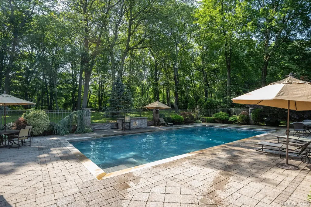 527 Split Rock Road Syosset NY 11791