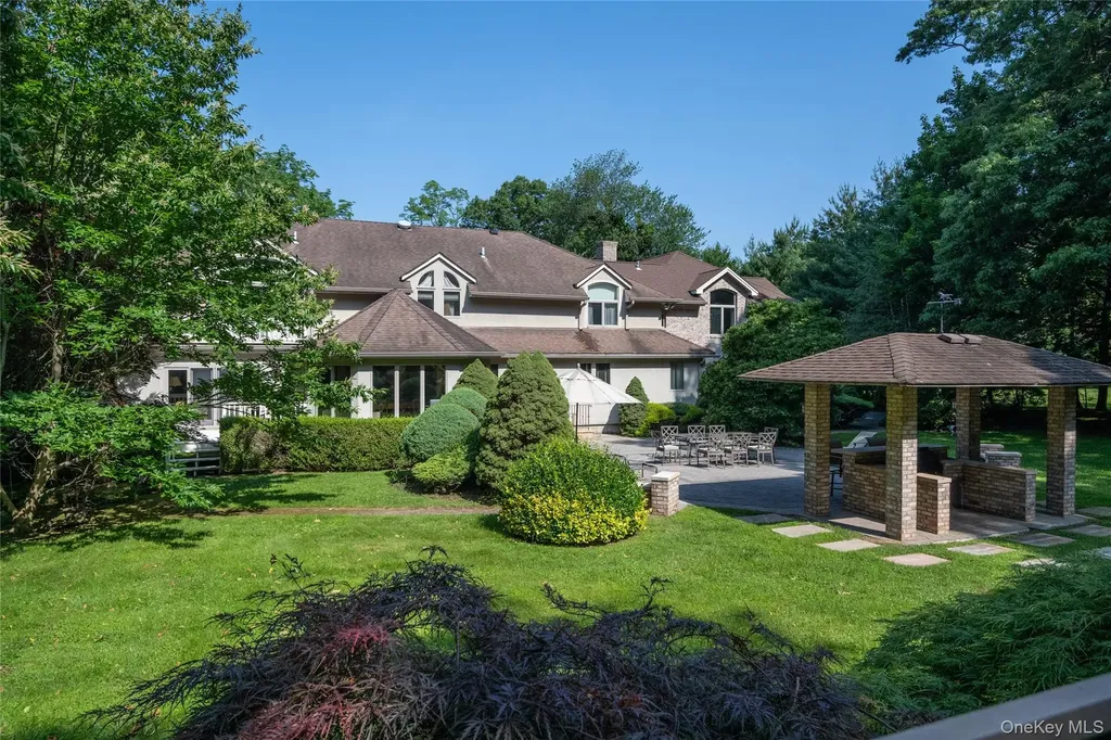 527 Split Rock Road Syosset NY 11791